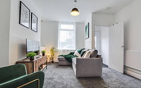 Stylish & Vibrant 2 Bedroom